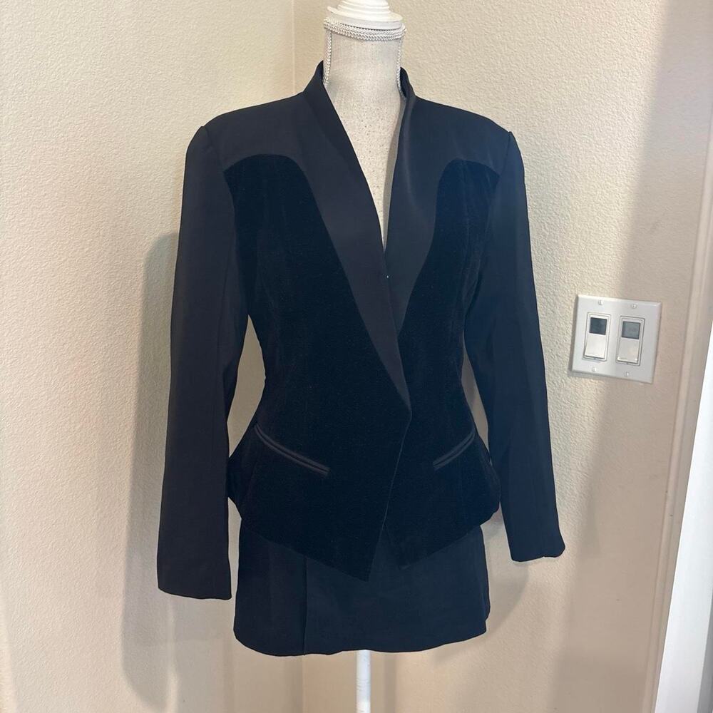 Posh Dion Blazer black velvet tailored fitted blazer. Size medium